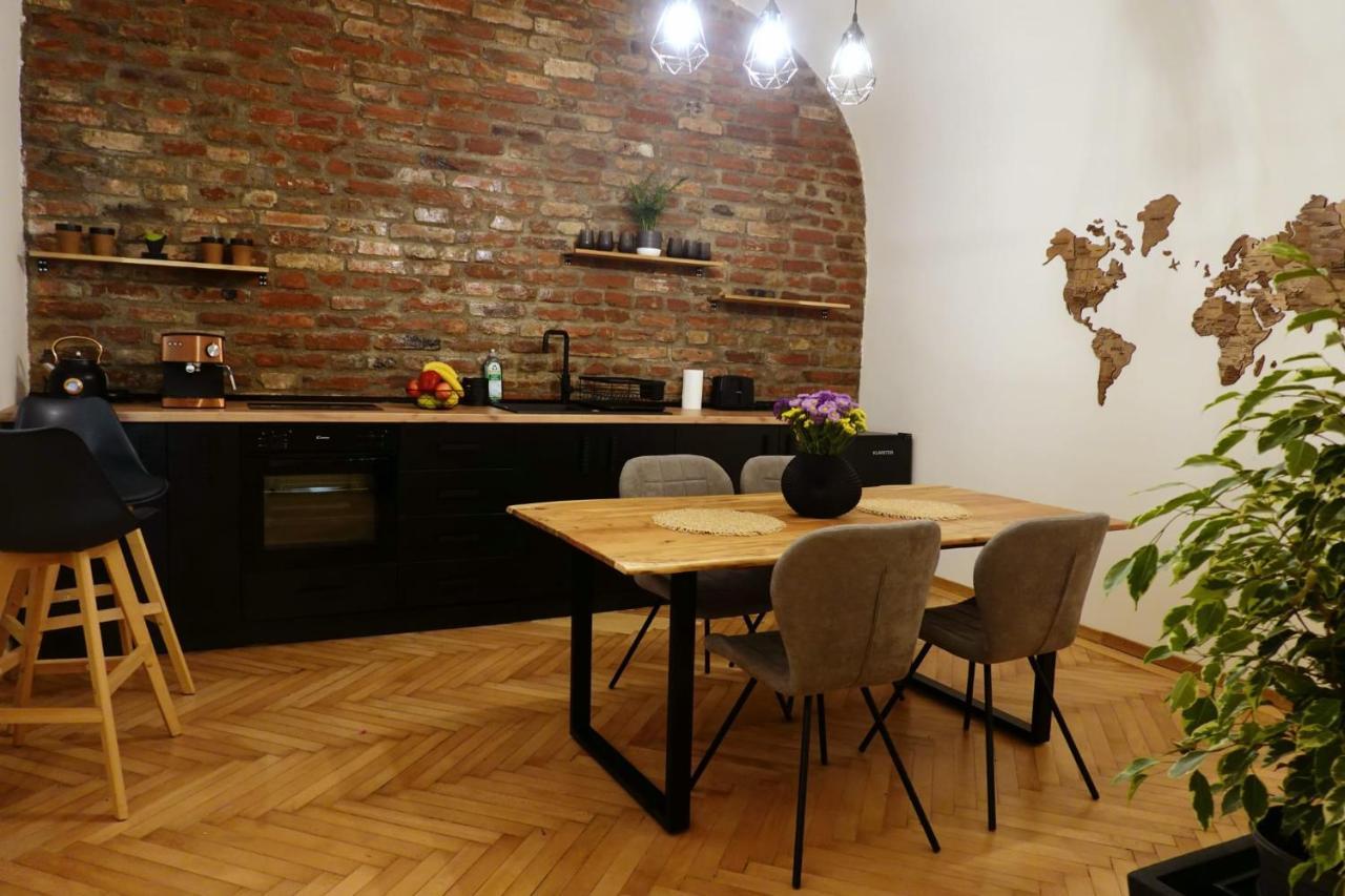 The Industrique Home - 3 Bedroom Apartment Timişoara Buitenkant foto