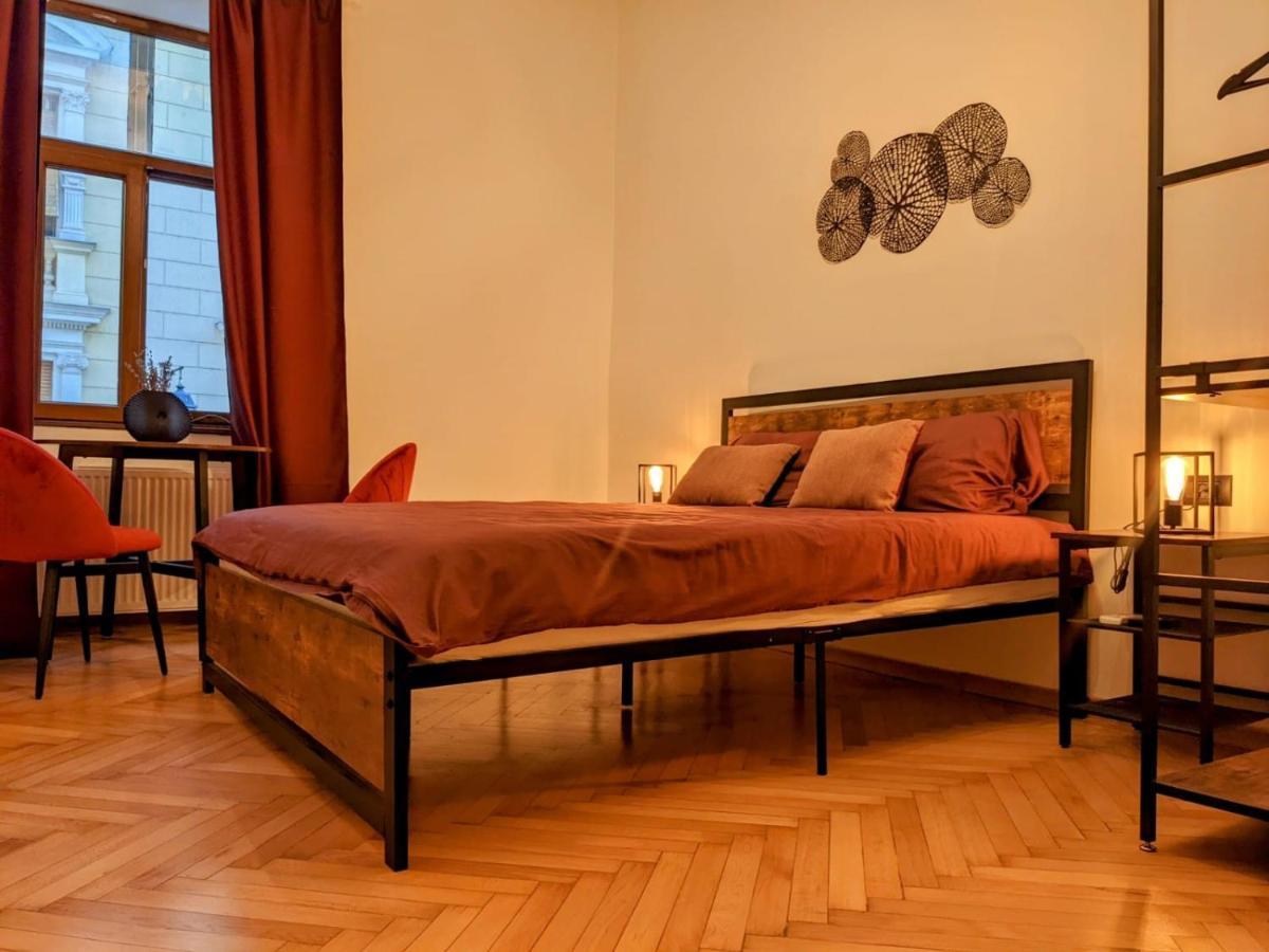 The Industrique Home - 3 Bedroom Apartment Timişoara Buitenkant foto